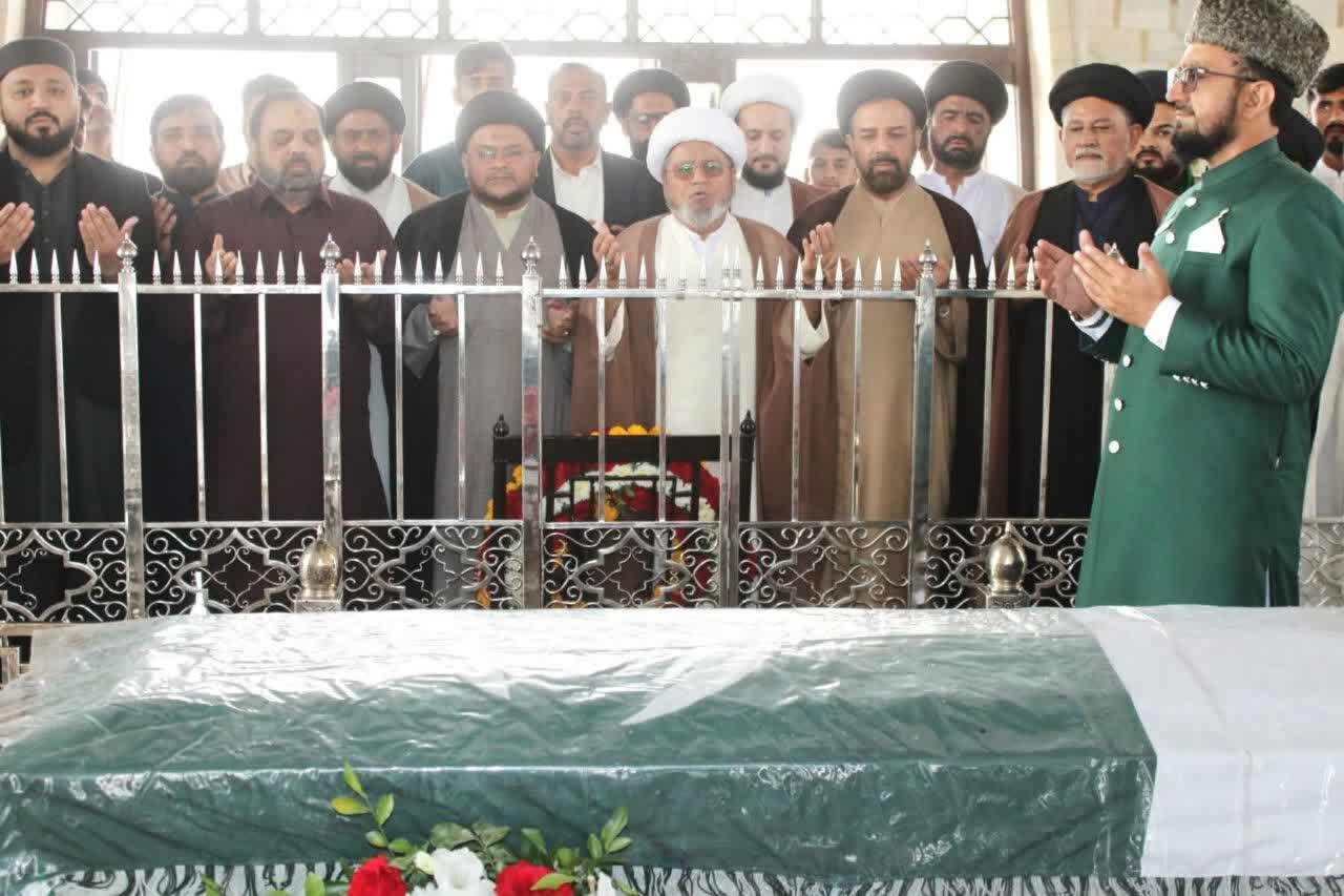 علامہ شبیر میثمی کی وفد کے ہمراہ مزارِ قائد پر حاضری / پھول چڑھائے اور بلندیٔ درجات کی دعا کی