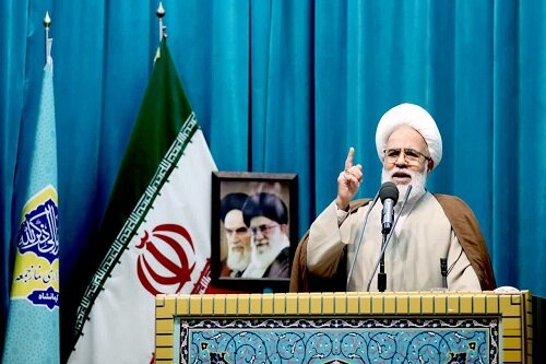 وابستگی غرب‌گرایانه برخی افراد، دشمن را به تحمیل تحریم‌های ظالمانه تحریک کرد