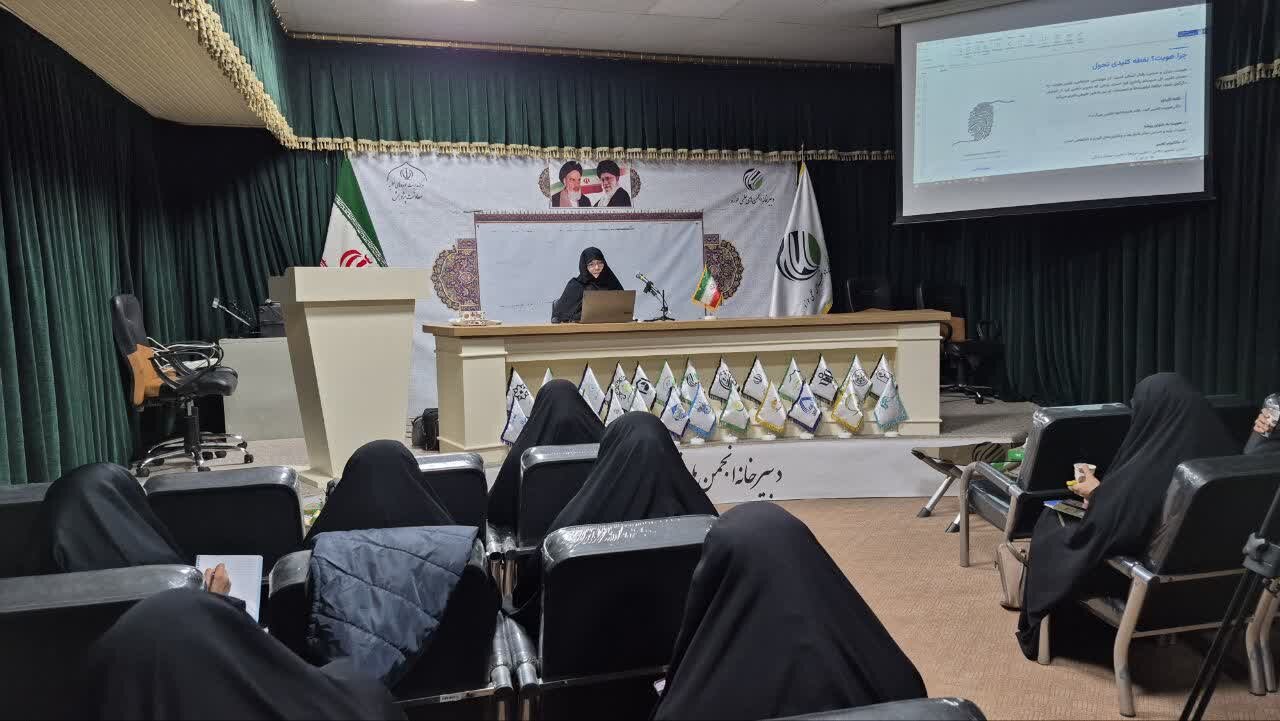 الگوی سوم زن مسلمان در نقطه تقابل روایت‌های غربی تعریف می‌شود  