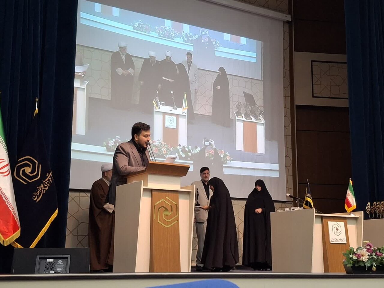 کسب رتبه نخست کشوری توسط مدرسه علمیه حضرت زهرا(س) میبد در جشنواره «برترینهای قرآنی»+عکس