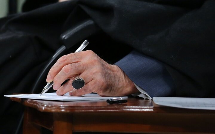 قائد الثورة: هجوم الجيش الأمريكي و"ربيبته المخزية" في المنطقة تلقى هزيمة أمام تضحيات شباب إيران الإسلامية