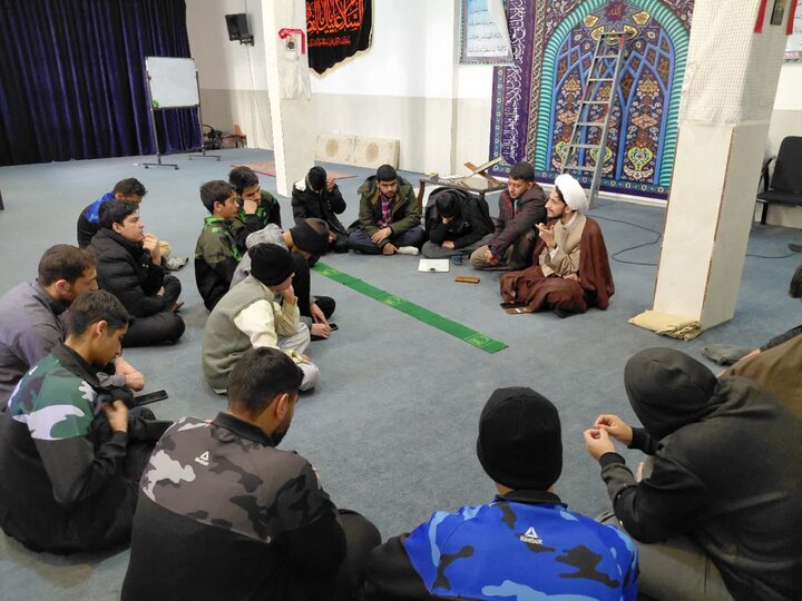 نشست مسئول تهذیب حوزه علمیه مفیدیه سیرجان با طلاب