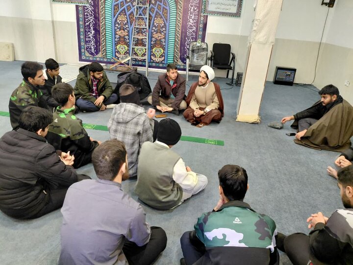 نشست مسئول تهذیب حوزه علمیه مفیدیه سیرجان با طلاب