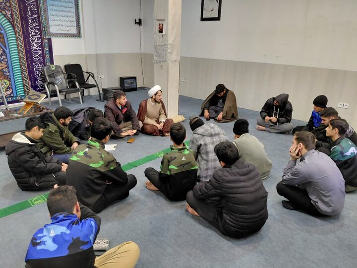 نشست مسئول تهذیب حوزه علمیه مفیدیه سیرجان با طلاب