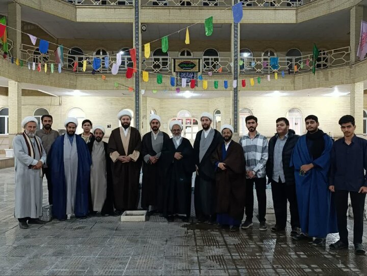 آیین تجلیل از همسران اساتید، کادر و طلاب ممتاز در حوزه علمیه مفیدیه سیرجان برگزار شد.