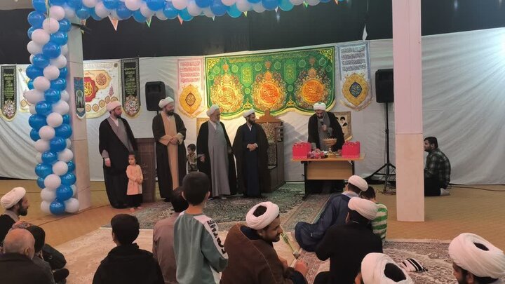 آیین تجلیل از همسران اساتید، کادر و طلاب ممتاز در حوزه علمیه مفیدیه سیرجان برگزار شد.