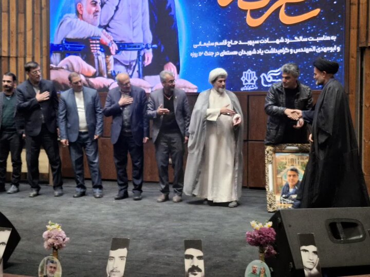 تصاویر/ویژه برنامه«شاهرگ عزت»به مناسبت سالگرد شهادت حاج قاسم سلیمانی و ابومهدی المندس درکاشان