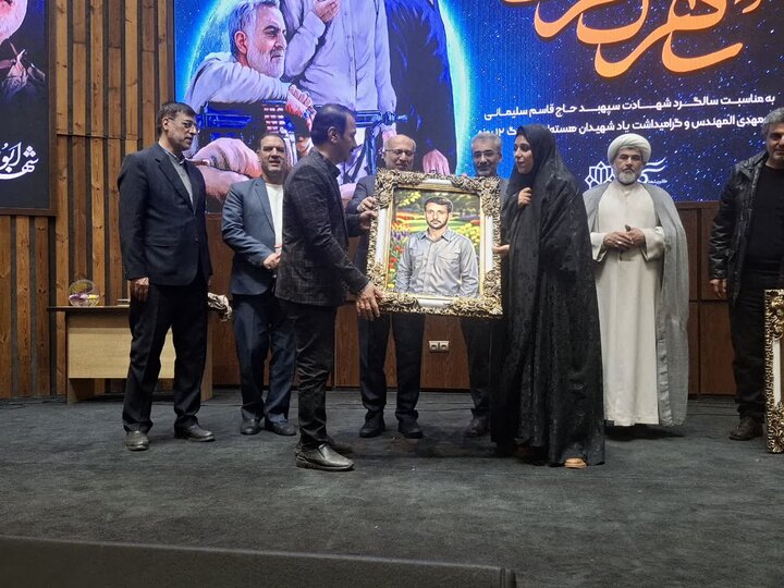 تصاویر/ویژه برنامه«شاهرگ عزت»به مناسبت سالگرد شهادت حاج قاسم سلیمانی و ابومهدی المندس درکاشان