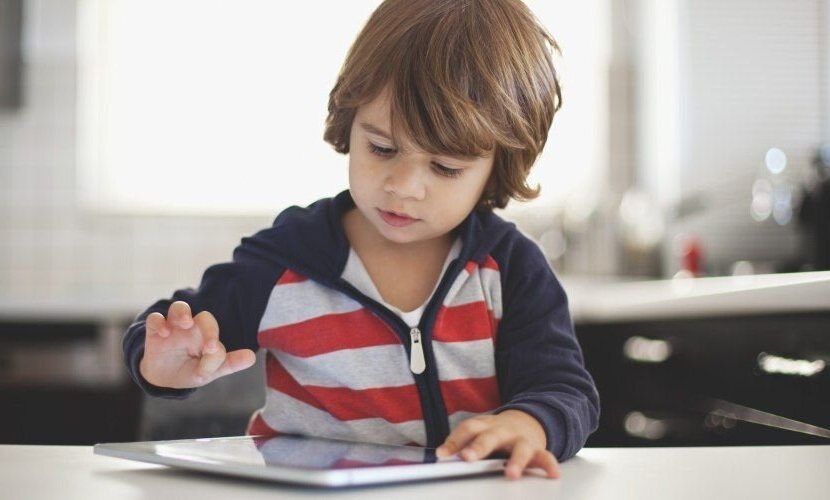 बचपन: परवरिश और व्यक्तित्व निर्माण का आधारभूत चरण