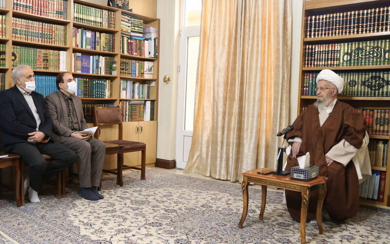 Ayatullah Makarem Shirazi Tegaskan Peran Strategis Pendidikan dan Pentingnya Keseimbangan Islamitas-Publik