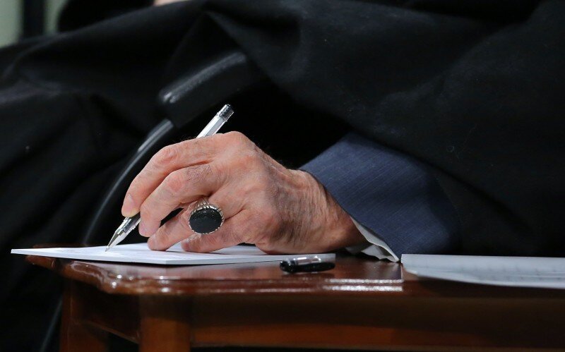 قائد الثورة: هجوم الجيش الأمريكي و"ربيبته المخزية" في المنطقة تلقى هزيمة أمام تضحيات شباب إيران الإسلامية