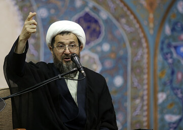 بصیرت برای مسئولان به معنای خدمت بدون منت به مردم است