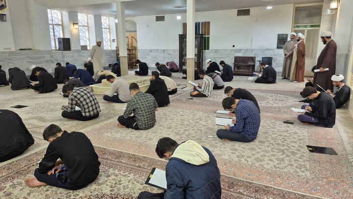 تصاویر/ امتحانات پایان ترم اول سال تحصیلی ۱۴۰۵ - ۱۴۰۴ طلاب مدرسه علمیه باب‌العلم اسلامی آیت‌الله اعتمادی کاشان