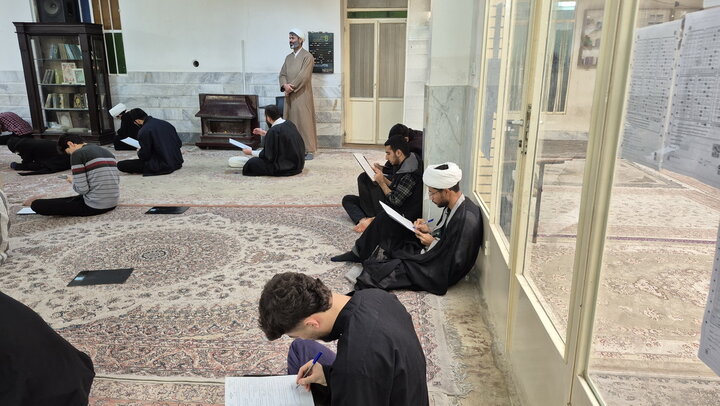 تصاویر/ امتحانات پایان ترم اول سال تحصیلی ۱۴۰۵ - ۱۴۰۴ طلاب مدرسه علمیه باب‌العلم اسلامی آیت‌الله اعتمادی کاشان