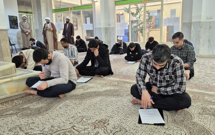 تصاویر/ امتحانات پایان ترم اول سال تحصیلی ۱۴۰۵ - ۱۴۰۴ طلاب مدرسه علمیه باب‌العلم اسلامی آیت‌الله اعتمادی کاشان