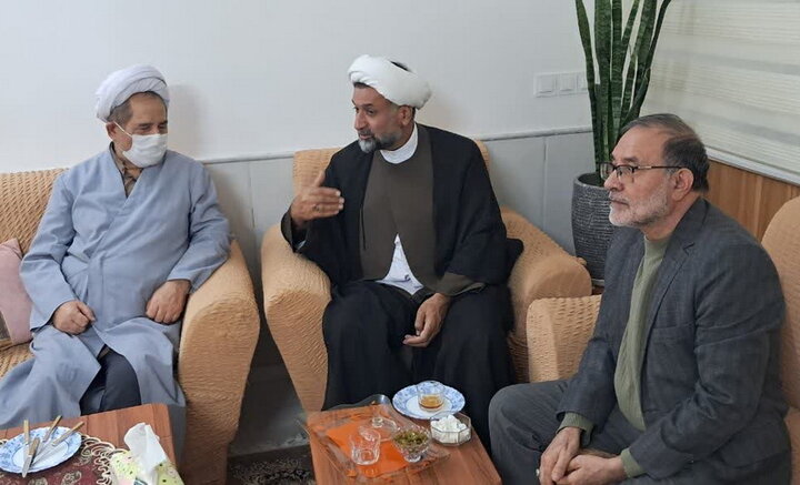 عیادت نمایندگان آیت الله اعرافی از استاد پیشکسوت حوزه + عکس