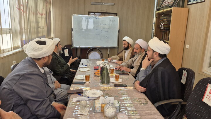 تصاویر/ نشست‌ تخصصی ساماندهی فرآیند ثبت‌نام طلاب کاشان با حضور حجت‌‌الاسلام عینی مدیر پذیرش حوزه‌های علمیه کشور