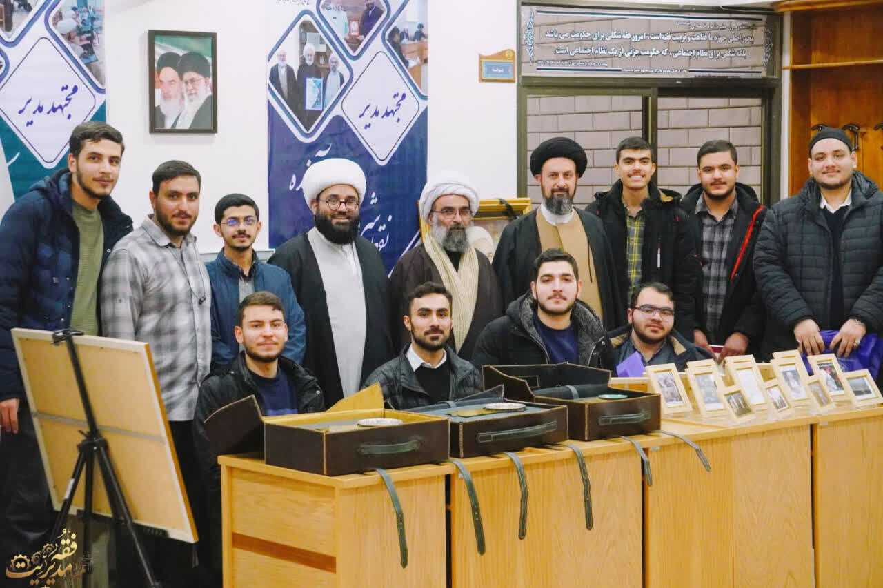 بازدید دانشجویان دانشگاه امام صادق(ع) از  نمایشگاه آثار مرحوم آیت الله یزدی