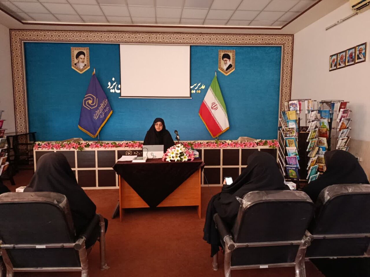 برگزاری نشست "راهکارهای عملیاتی امر به معروف در جامعه" با حضور طلاب خواهر یزدی