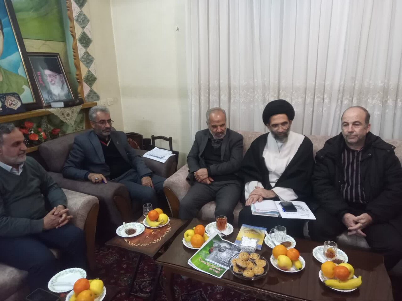 دیدار امام جمعه کاشان با تعدادی از خانواده‌های شهدا + عکس