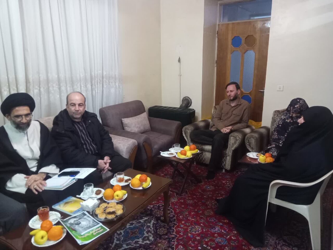 دیدار امام جمعه کاشان با تعدادی از خانواده‌های شهدا + عکس