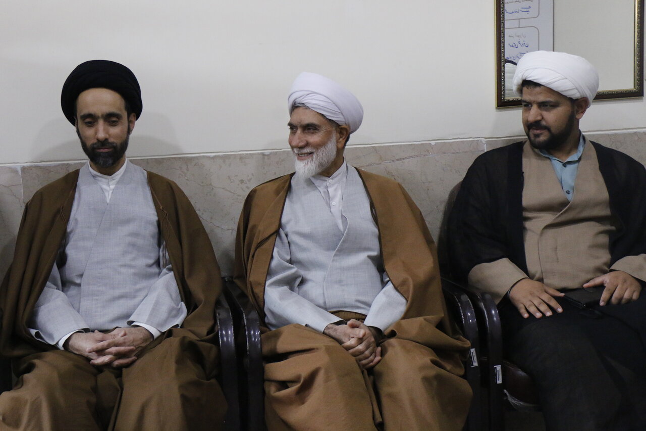 دیدار معاون تبلیغ استان کرمان با مسئولان هنرستان فنی‌وحرفه‌ای امام خمینی(ره) بم.