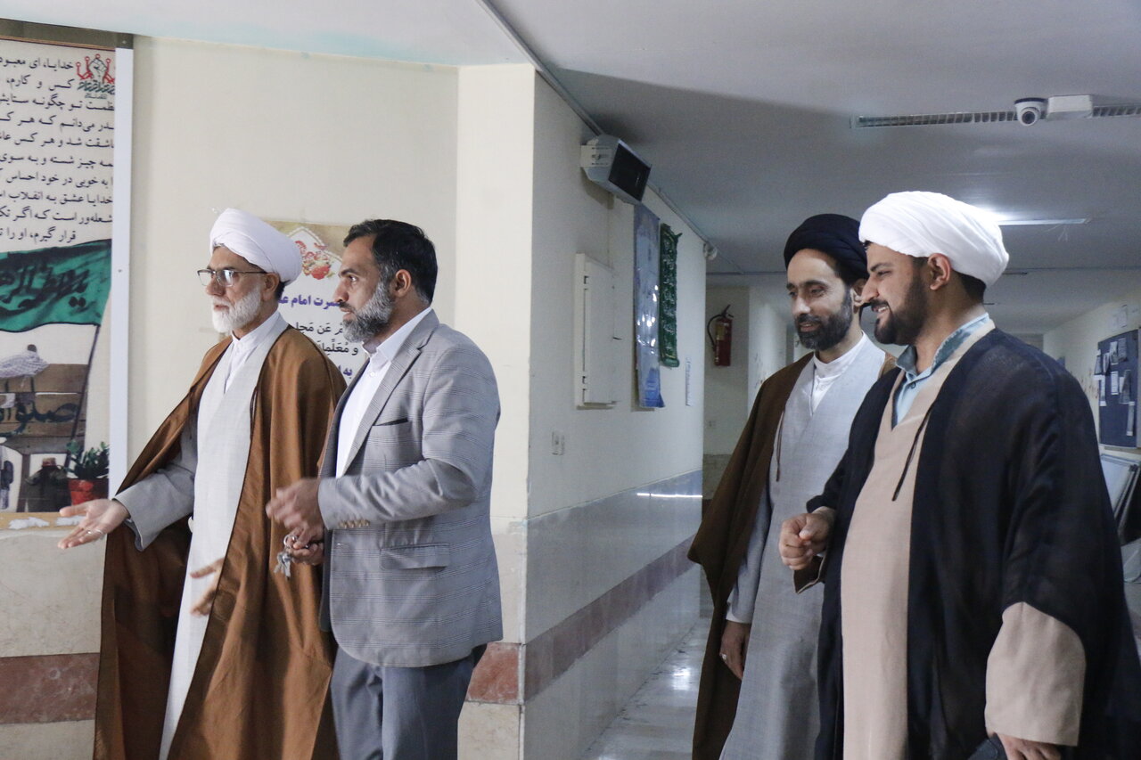 دیدار معاون تبلیغ استان کرمان با مسئولان هنرستان فنی‌وحرفه‌ای امام خمینی(ره) بم.