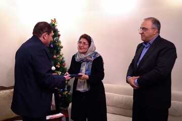 تصاویر/ دیدار مشاور مقام معظم رهبری با خانواده شهید آنوشاوان عیوضیان