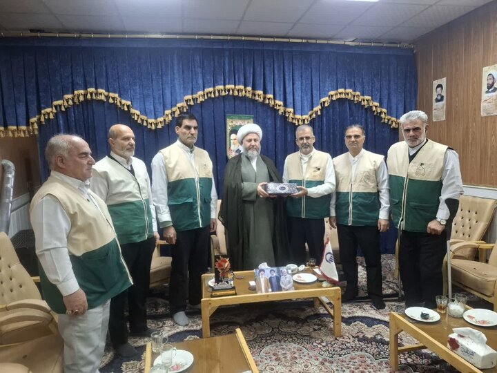 تصاویر/ دیدار دبیر و اعضای کانون های خدمت رضوی خادمیاران رضوی با امام جمعه آران و بیدگل