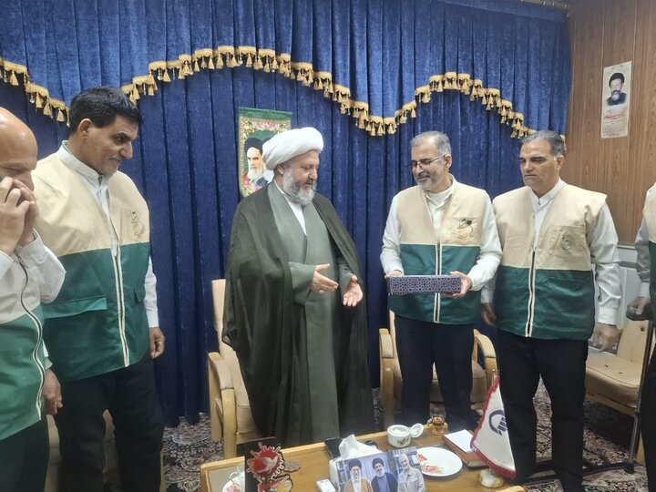 تصاویر/ دیدار دبیر و اعضای کانون های خدمت رضوی خادمیاران رضوی با امام جمعه آران و بیدگل