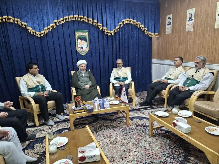 تصاویر/ دیدار دبیر و اعضای کانون های خدمت رضوی خادمیاران رضوی با امام جمعه آران و بیدگل