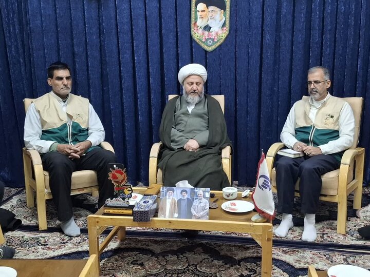 تصاویر/ دیدار دبیر و اعضای کانون های خدمت رضوی خادمیاران رضوی با امام جمعه آران و بیدگل