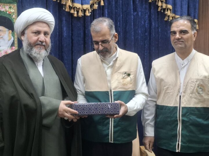 تصاویر/ دیدار دبیر و اعضای کانون های خدمت رضوی خادمیاران رضوی با امام جمعه آران و بیدگل