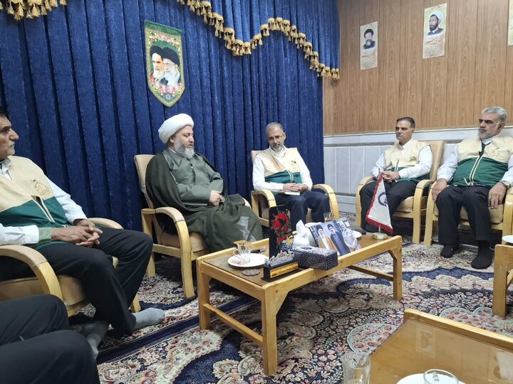 تصاویر/ دیدار دبیر و اعضای کانون های خدمت رضوی خادمیاران رضوی با امام جمعه آران و بیدگل