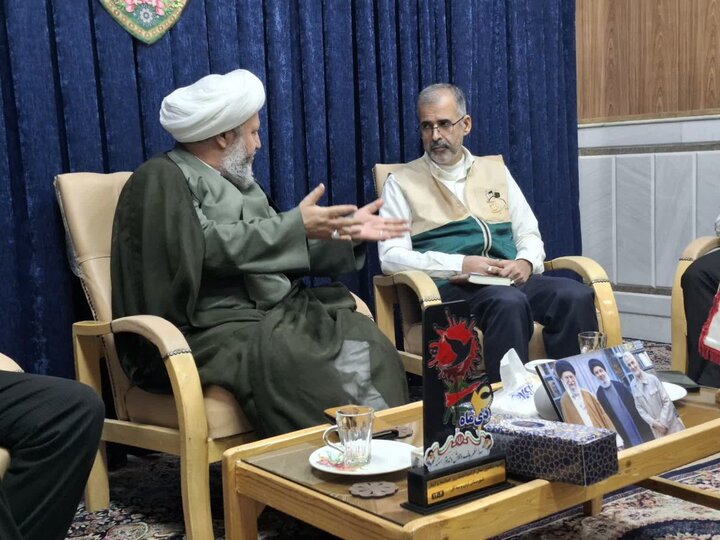 تصاویر/ دیدار دبیر و اعضای کانون های خدمت رضوی خادمیاران رضوی با امام جمعه آران و بیدگل