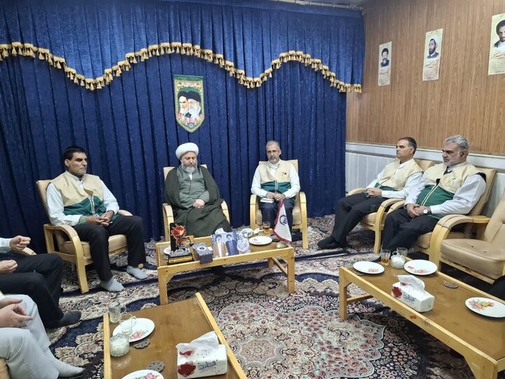 تصاویر/ دیدار دبیر و اعضای کانون های خدمت رضوی خادمیاران رضوی با امام جمعه آران و بیدگل