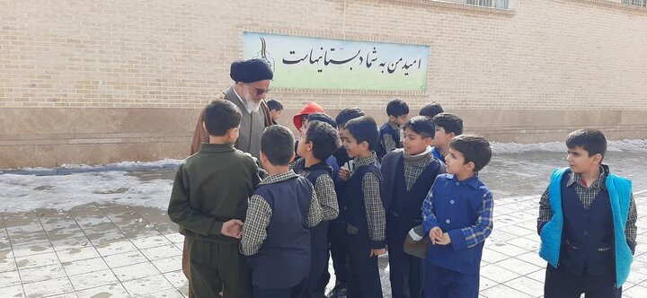 تصاویر/ حضور امام جمعه نطنز در جمع دانش آموزان