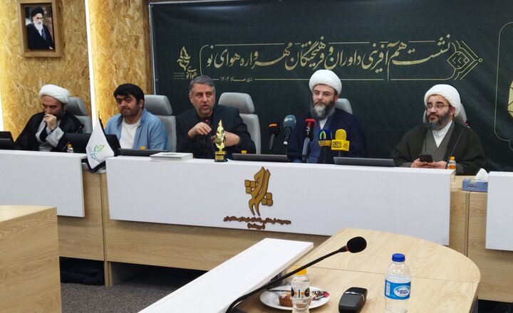 تصاویر/ نشست هم آفرینی داوران و فرهیختگان مهرواره هوای نو