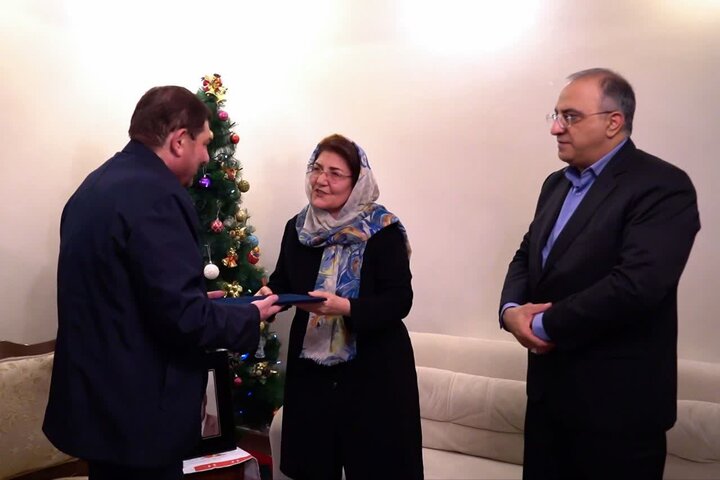 تصاویر/ دیدار مشاور مقام معظم رهبری با خانواده شهید آنوشاوان عیوضیان