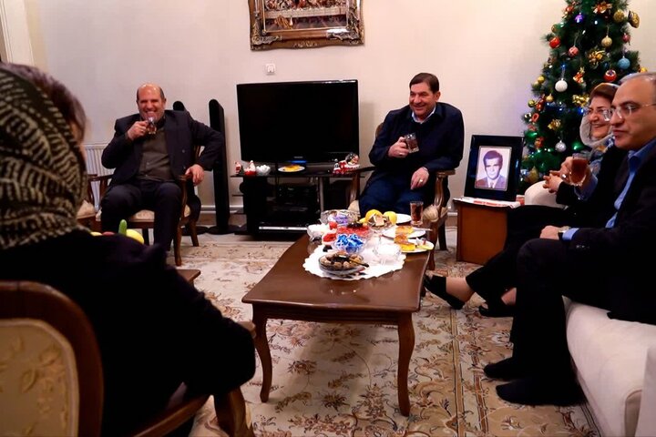 تصاویر/ دیدار مشاور مقام معظم رهبری با خانواده شهید آنوشاوان عیوضیان