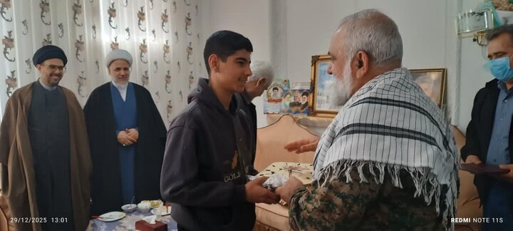 تصاویر/تجلیل سردار نقدی از خانواده شهید عباسی در ساوه