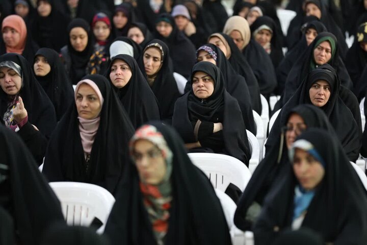 تصاویر/ نماینده رهبر معظم انقلاب در استان سمنان در دیدار با جمعی از بانوان فعال در عرصه‌های فرهنگی و اجتماعی