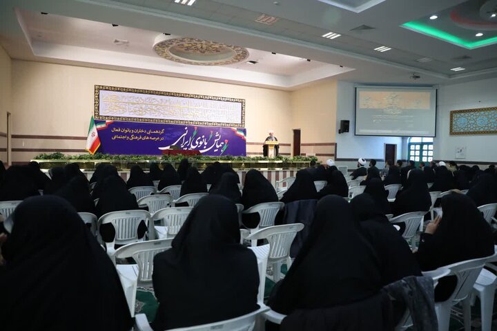 تصاویر/ نماینده رهبر معظم انقلاب در استان سمنان در دیدار با جمعی از بانوان فعال در عرصه‌های فرهنگی و اجتماعی