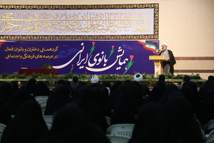 تصاویر/ نماینده رهبر معظم انقلاب در استان سمنان در دیدار با جمعی از بانوان فعال در عرصه‌های فرهنگی و اجتماعی