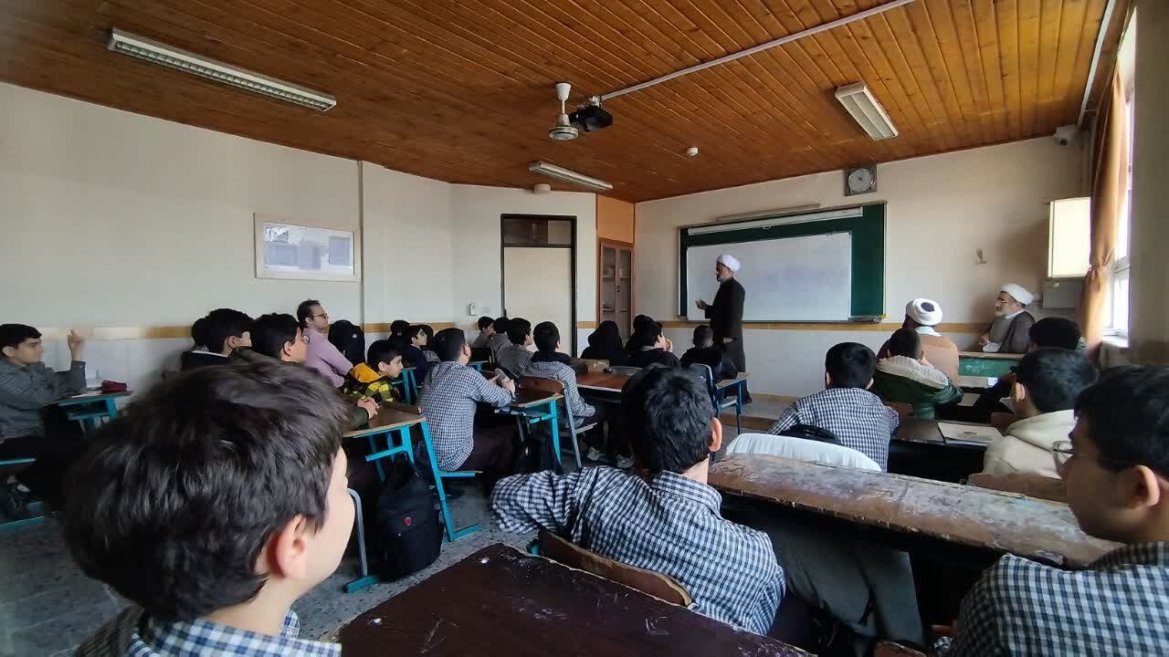 اعزام گروه جهادی طلاب به مدارس آستانه اشرفیه با محوریت جذب و پذیرش برگزار شد + تصاویر