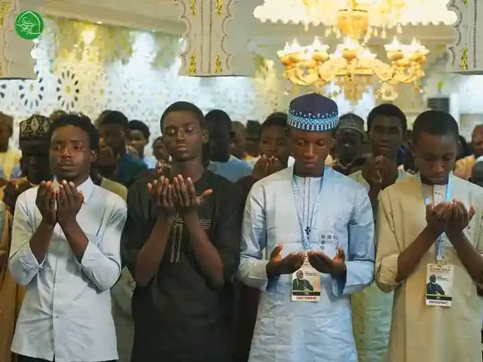 Jagora Sayyid Ibraheem Zakzaky (H) yagana da Ayarin Matasa da suka gaabatar da taron karawa juna Ilimi a gidan sa