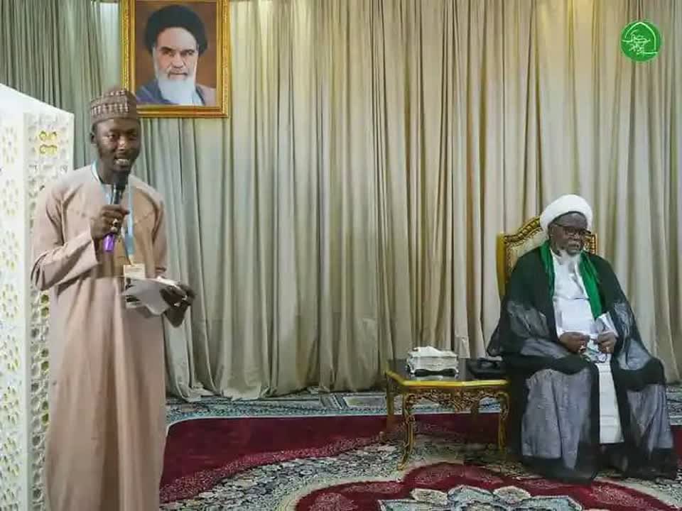 Jagora Sayyid Ibraheem Zakzaky (H) yagana da Ayarin Matasa da suka gaabatar da taron karawa juna Ilimi a gidan sa