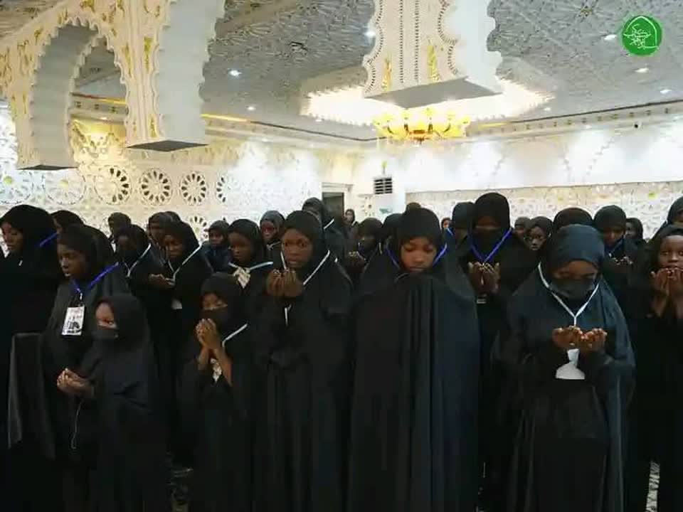 Jagora Sayyid Ibraheem Zakzaky (H) yagana da Ayarin Matasa da suka gaabatar da taron karawa juna Ilimi a gidan sa