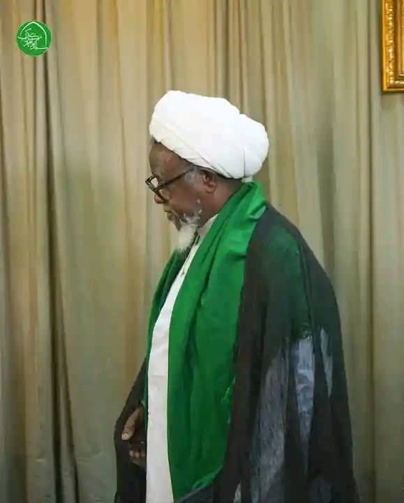 Jagora Sayyid Ibraheem Zakzaky (H) yagana da Ayarin Matasa da suka gaabatar da taron karawa juna Ilimi a gidan sa
