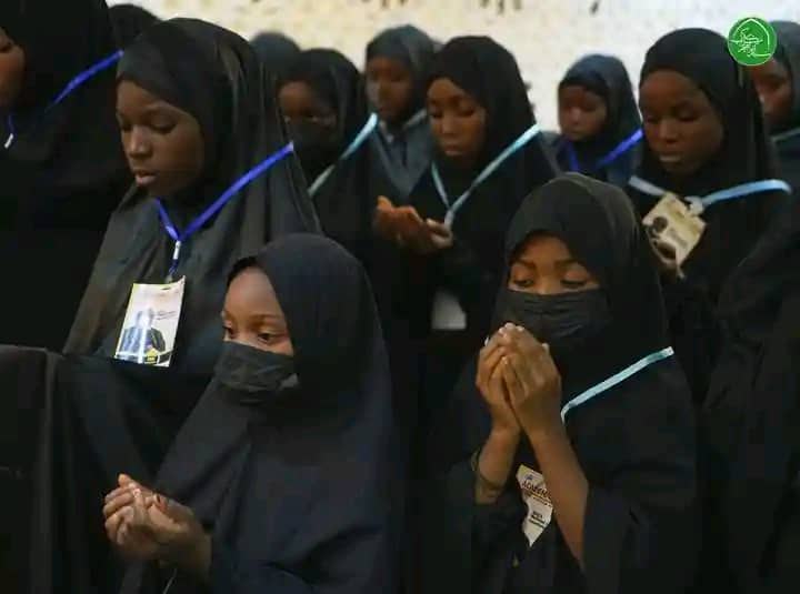 Jagora Sayyid Ibraheem Zakzaky (H) yagana da Ayarin Matasa da suka gaabatar da taron karawa juna Ilimi a gidan sa